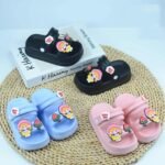 Sabots bébé à motif souris présentés en noir, bleu et rose