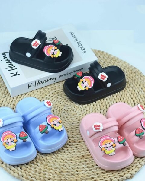 Sabots bébé à motif souris présentés en noir, bleu et rose