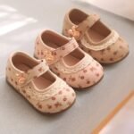 Chaussures bébé — Roses ajourées