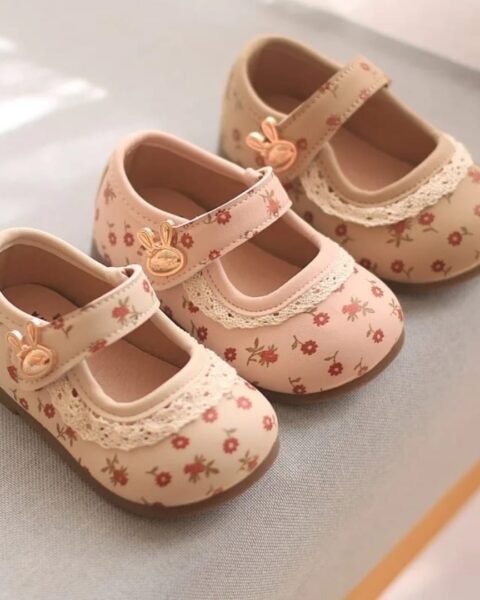 Chaussures bébé — Roses ajourées